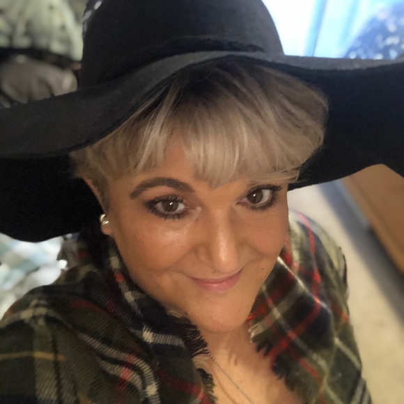 Meet Your Posher ~ Tracy - Picture 2 of 6